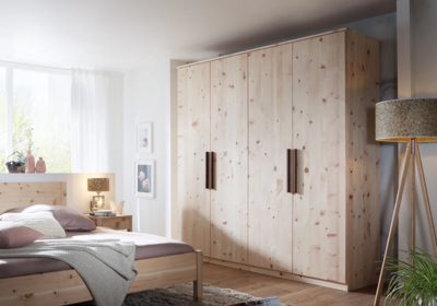 Holzschmiede Kleiderschrank Kubus mit glatten Türen in Zirbe