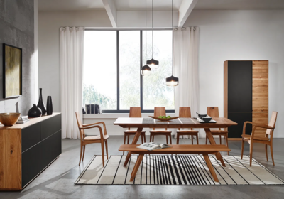 Holzschmiede Lignumsart Essgruppe, Tisch Lignums Art T07 in Eiche, Stuhl Julia 1 mit Armlehne